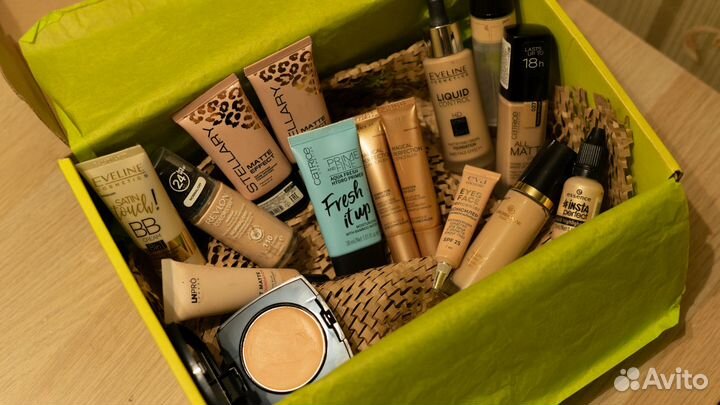 Набор тональных средств (крема, основы, хайлайтер)