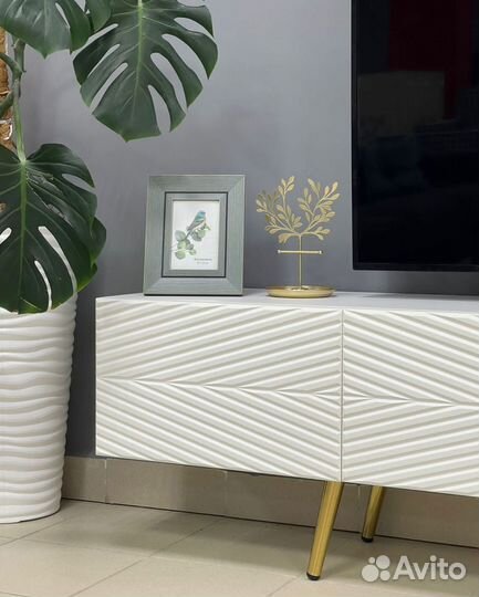 Тумба TV в белом цвете (на опорах)