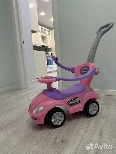 Машинка-каталка розовая с ручкой для родителя