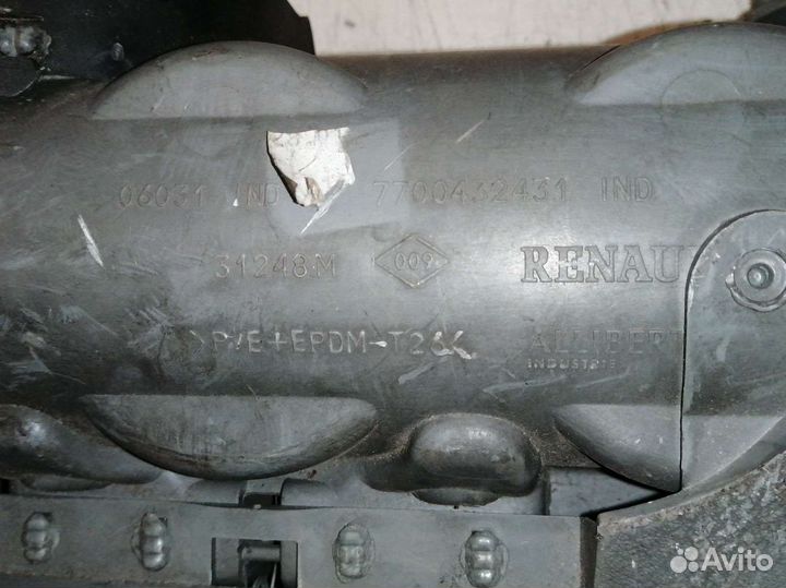 Подстаканник Renault Scenis