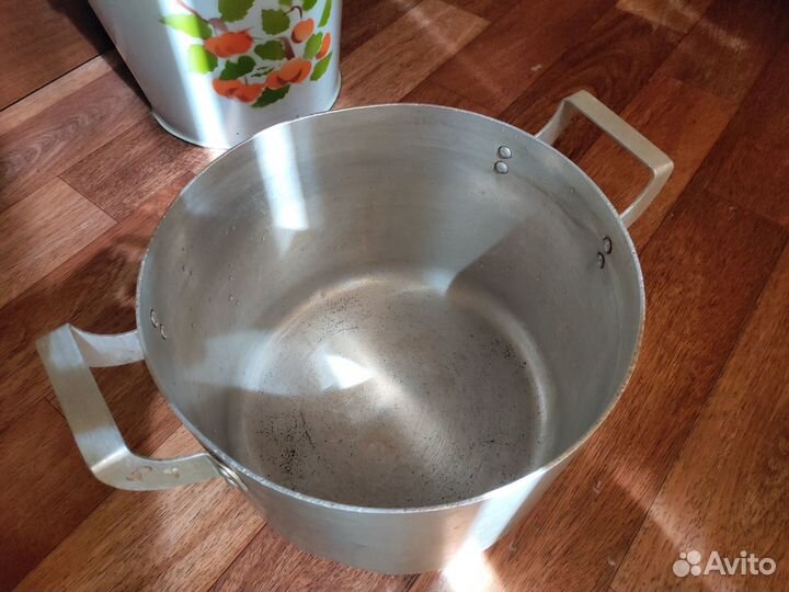 3 кастрюли алюминиевые и ведро эмалированное