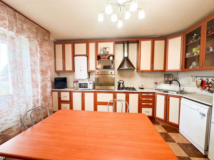 3-к. квартира, 100 м², 2/5 эт.