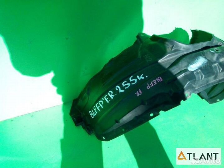 Подкрылок передний правый mazda axela