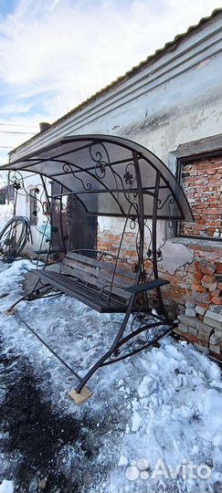 Садовые качели,с виноградной лозой