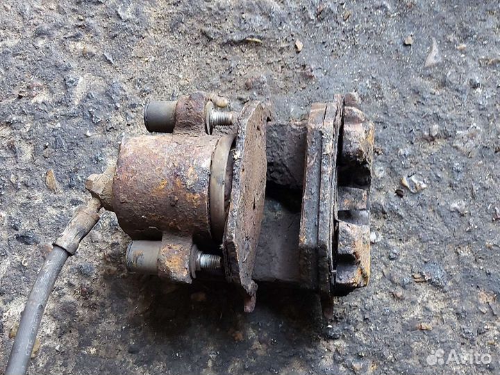 Суппорт передний Фольксваген Гольф5 1.4