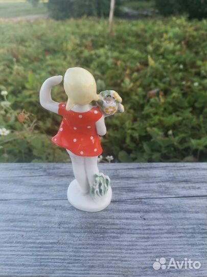 Статуэтка Фарфор лфз девочка с цветами