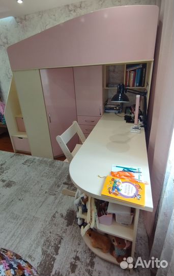 Детская кровать чердак со столом и шкафом