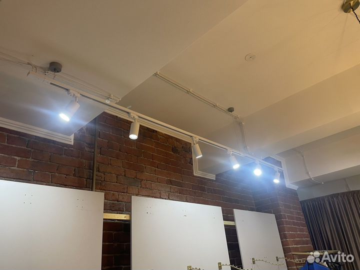 Трековый шинопровод со светильниками