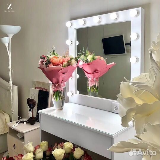 Туалетный столик визажиста с гримёрным зеркалом