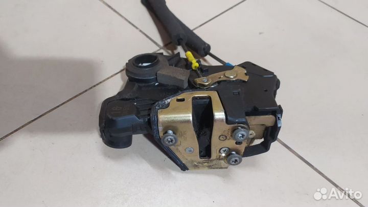 Замок двери передней левой Toyota Land Cruiser 120