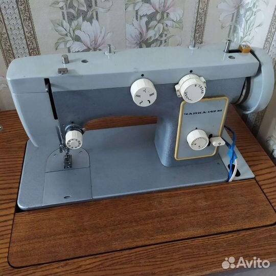 Швейная машина Чайка 142