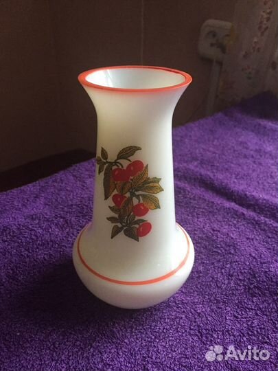 Вазочка Вишенки-молочное стекло. Винтаж. 60е годы