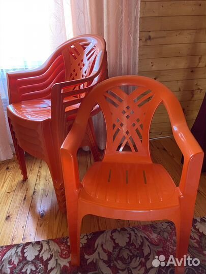 Пластиковые стулья