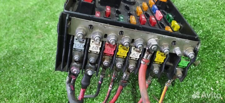 Блок предохранителей под капот Volkswagen Passat