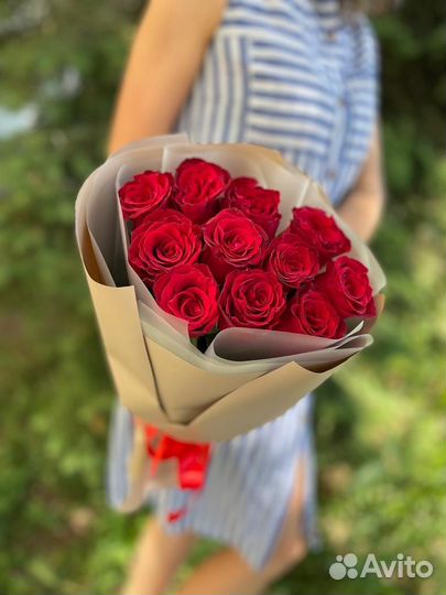 Шикарный букет роз красных