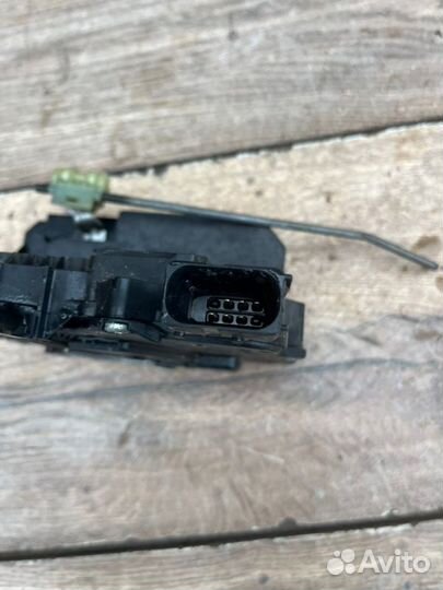 Замок двери передний правый Range Rover Sport L320