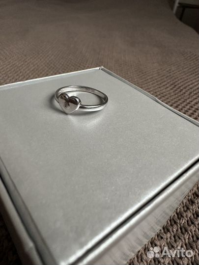 Кольцо серебро сердце с бриллиантом