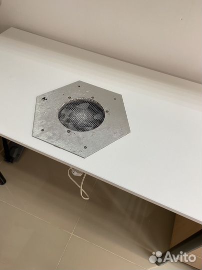 Маникюрный стол со встроенной вытяжкой