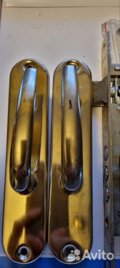 Дверные ручки с защелкой