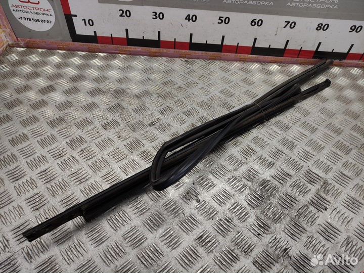 Уплотнитель стекла двери для Mazda 3 BK