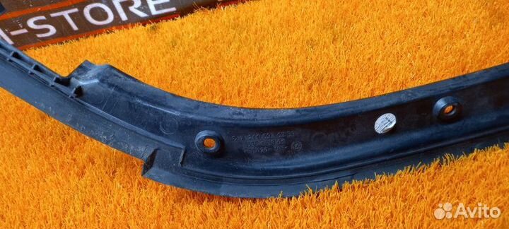 Водосток багажника задний левый Mercedes-Benz