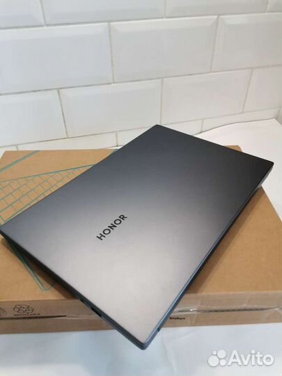 Honor. Тонкий. Металлический. i3 10110U