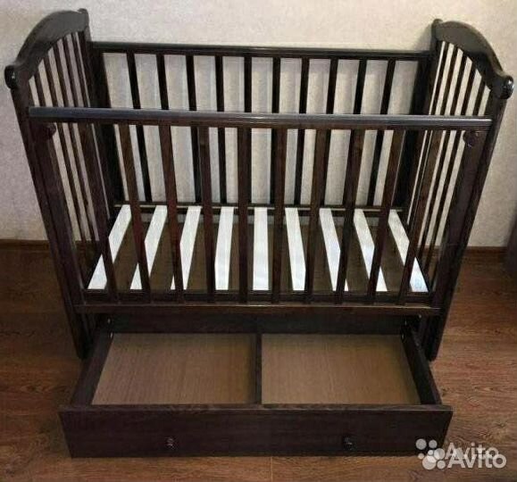 Детская кроватка с маятником и ящиком