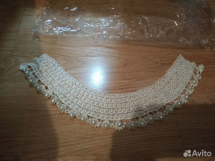 Воротник кружевной с бусинами под жемчуг