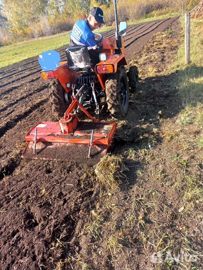 Вспашка земли трактором