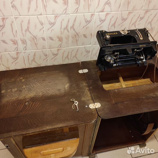 Швейная машина Kohler в тумбе