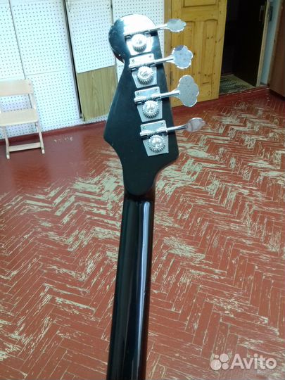 Фирменнная бас гитара