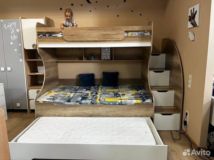 Двухъярусная кровать три спальных места