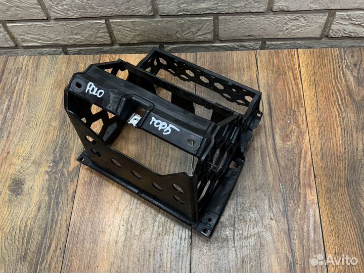 Volkswagen Polo Sedan Кронштейн магнитолы