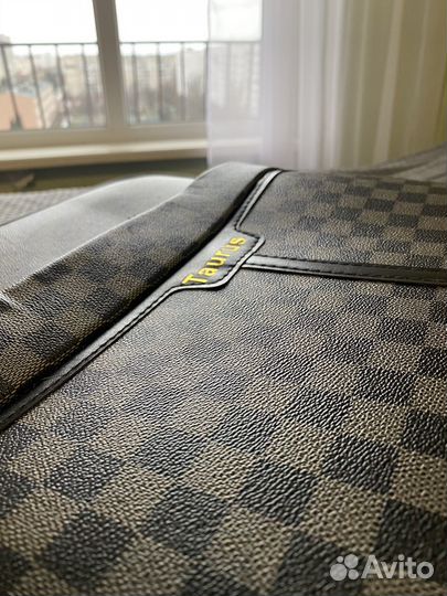 Масик продает новый чемодан