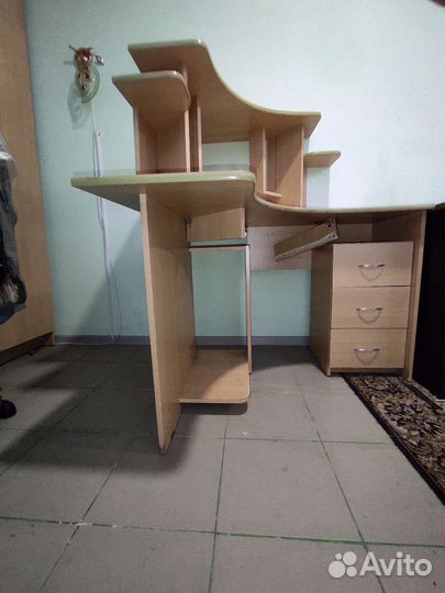 Компьютерный стол угловой с тумбой и полкой