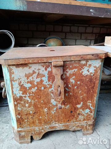 Старинная полковая касса. Старинный сейф