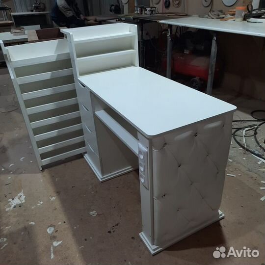 Стол маникюрный в наличие