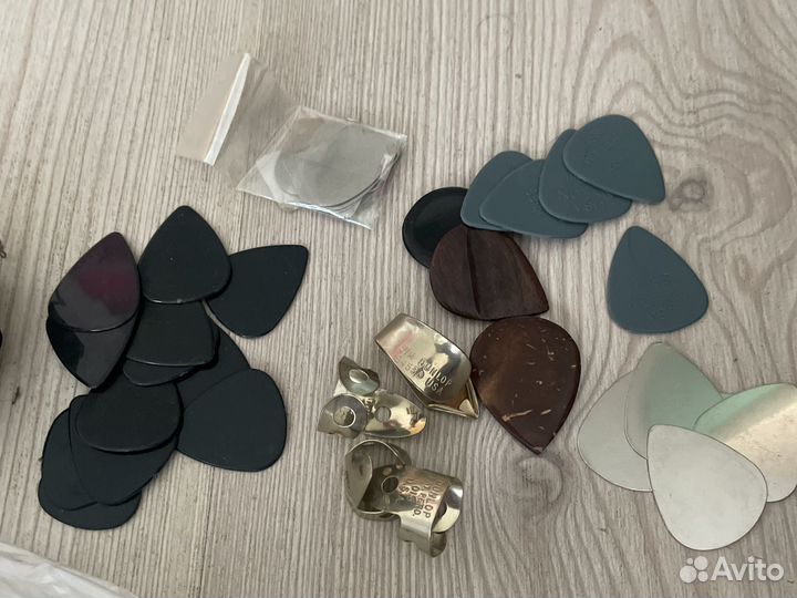 Колки, медиаторы, звукосниматель для гитары