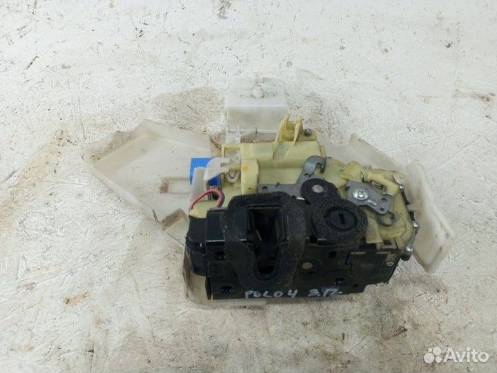 Замок двери задний правый Volkswagen Polo хетчбэк