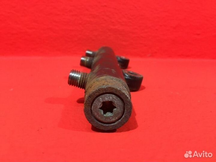 Топливная рампа левая Land Rover Discovery 3 276DT