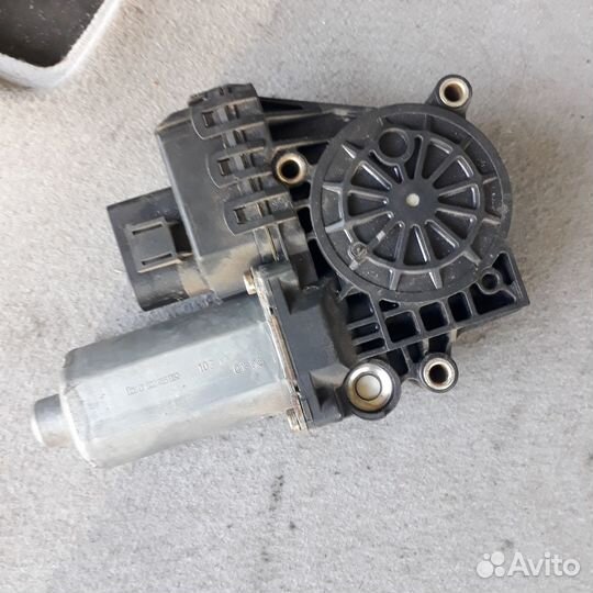 Моторчик стеклоподъемника пер. правый Ауди А4Б5