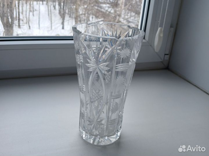 Хрустальные вазы и салатницы