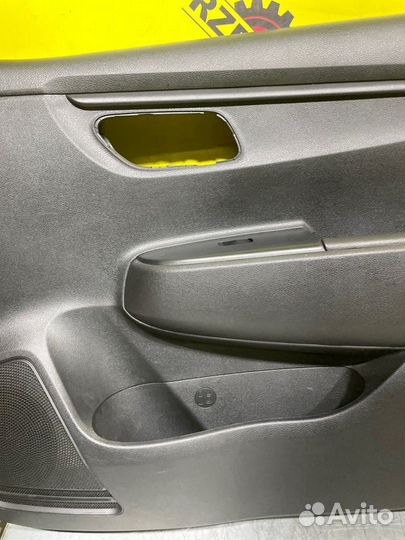 Обшивка двери передняя правая Kia Rio 4 FB 2017