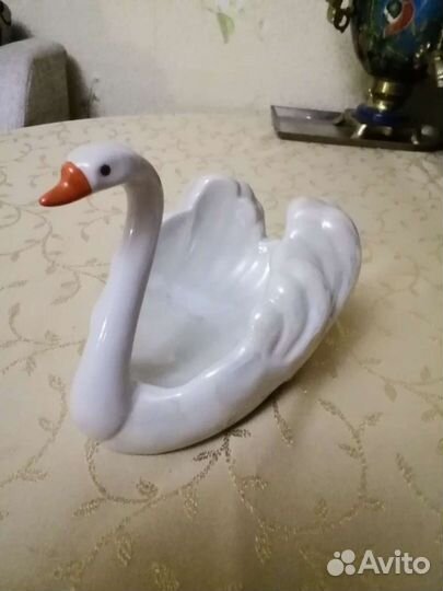 Лебедь фарфоровый, конфетница