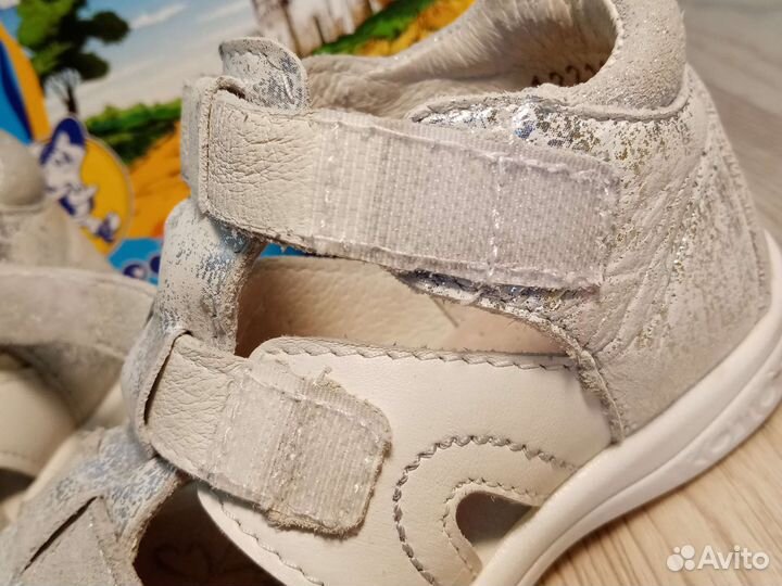 Сандалии для девочки серебристого белые Котофей