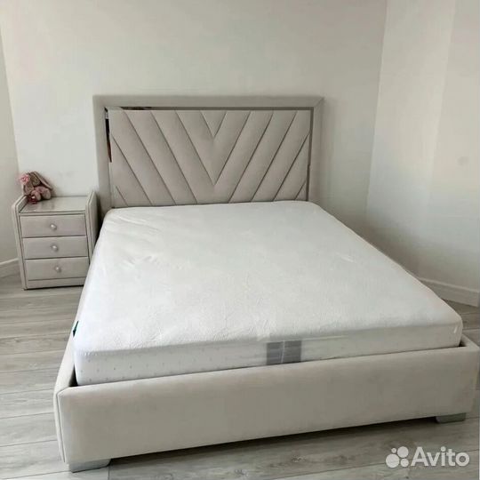 Кровать с мягким изголовьем