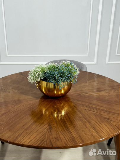Стол и стулья в гостиную. В наличии