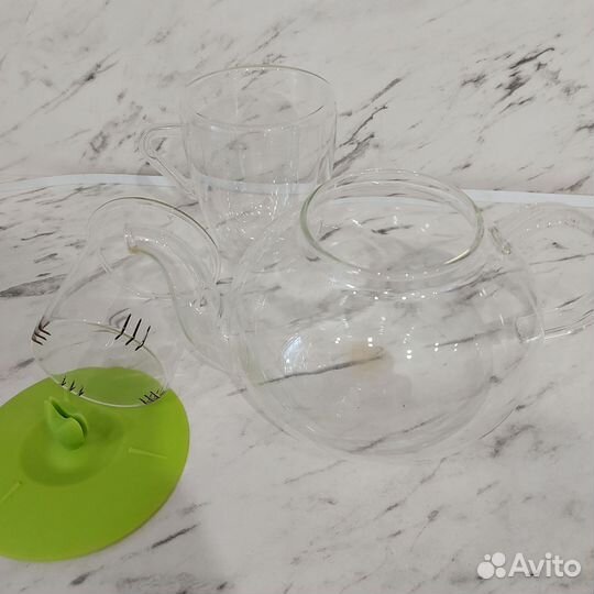 Заварочный чайник с силиконовой крышкой и чашка