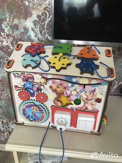 Детская развивающая игрушка «Бизиборд»