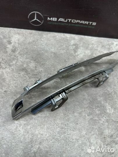 Накладка фары передняя правая Mercedes-Benz Cls350